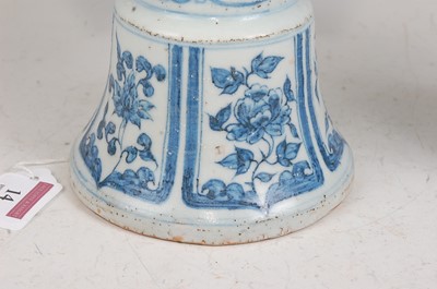 Lot 14 - A pair of Chinese export blue & white gu...