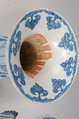Lot 14 - A pair of Chinese export blue & white gu...
