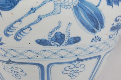 Lot 18 - A large Chinese export blue & white vase...