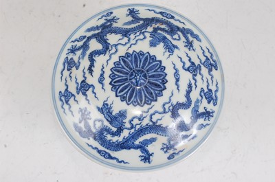 Lot 20 - A Chinese export blue & white stem cup and...