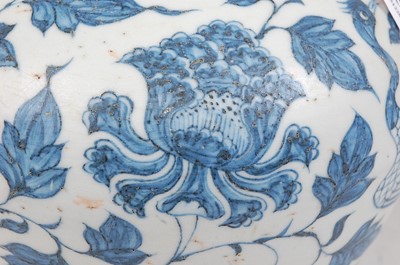 Lot 25 - A Chinese export blue & white vase having a...