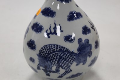 Lot 196 - A Chinese export blue & white bottle vase of...