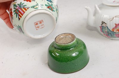 Lot 31 - A Chinese export tea bowl on green ground with...