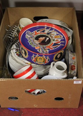 Lot 951 - A box of sundry effects to include dinner...
