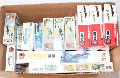 Lot 1237 - 13 various mixed scale Airfix and other...