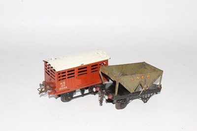 Lot 312 - Tray of mainly Hornby wagons, some incomplete,...