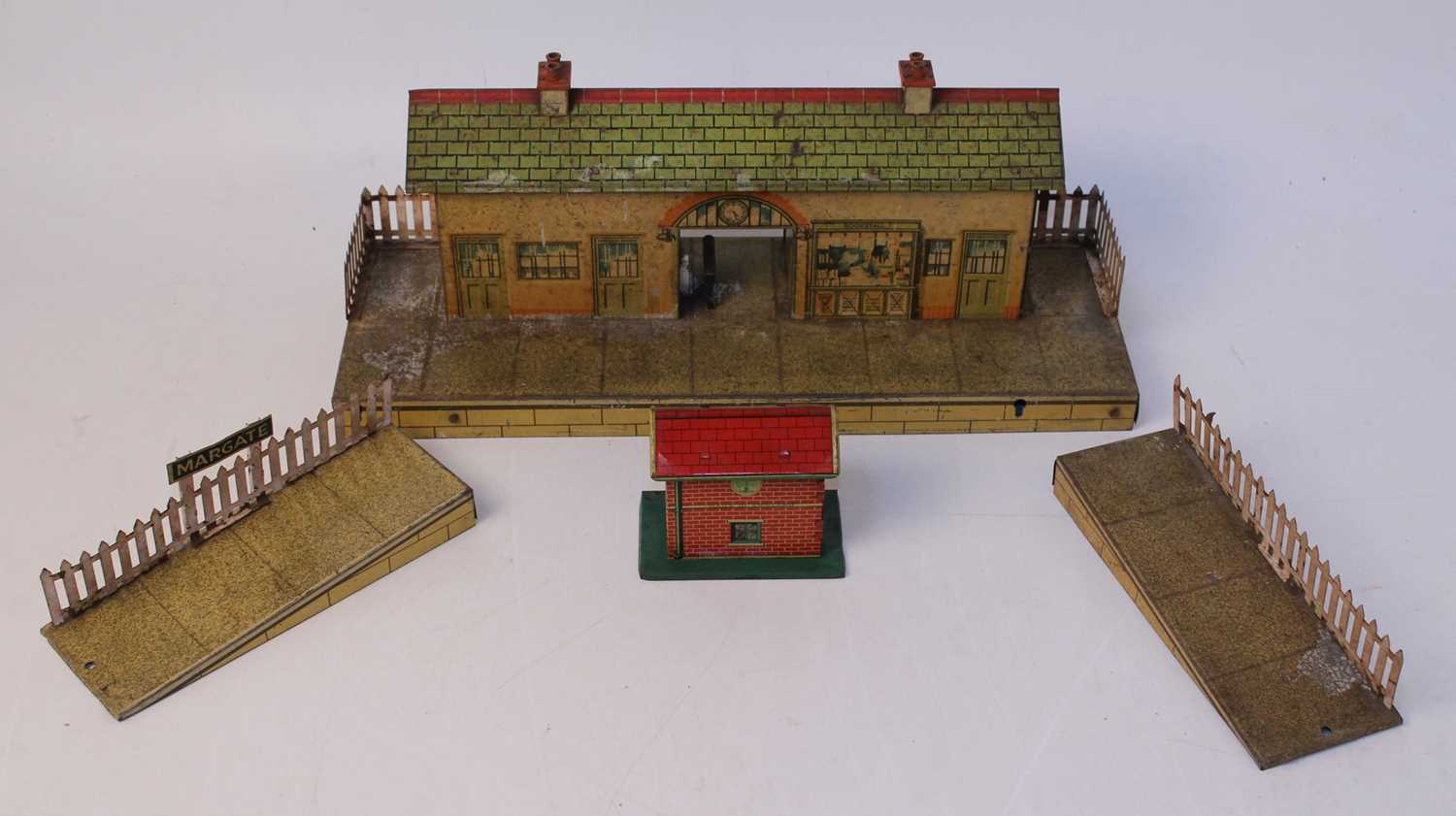 Lot 341 - 1939-41 Hornby No. 4 station 'Margate' with...