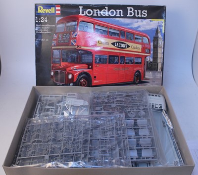 Lot 1252 - A Revell 1/24 scale boxed London Bus plastic...