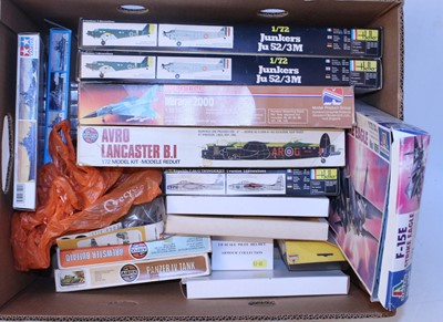 Lot 1254 - 16 various boxed plastic mixed scale military...