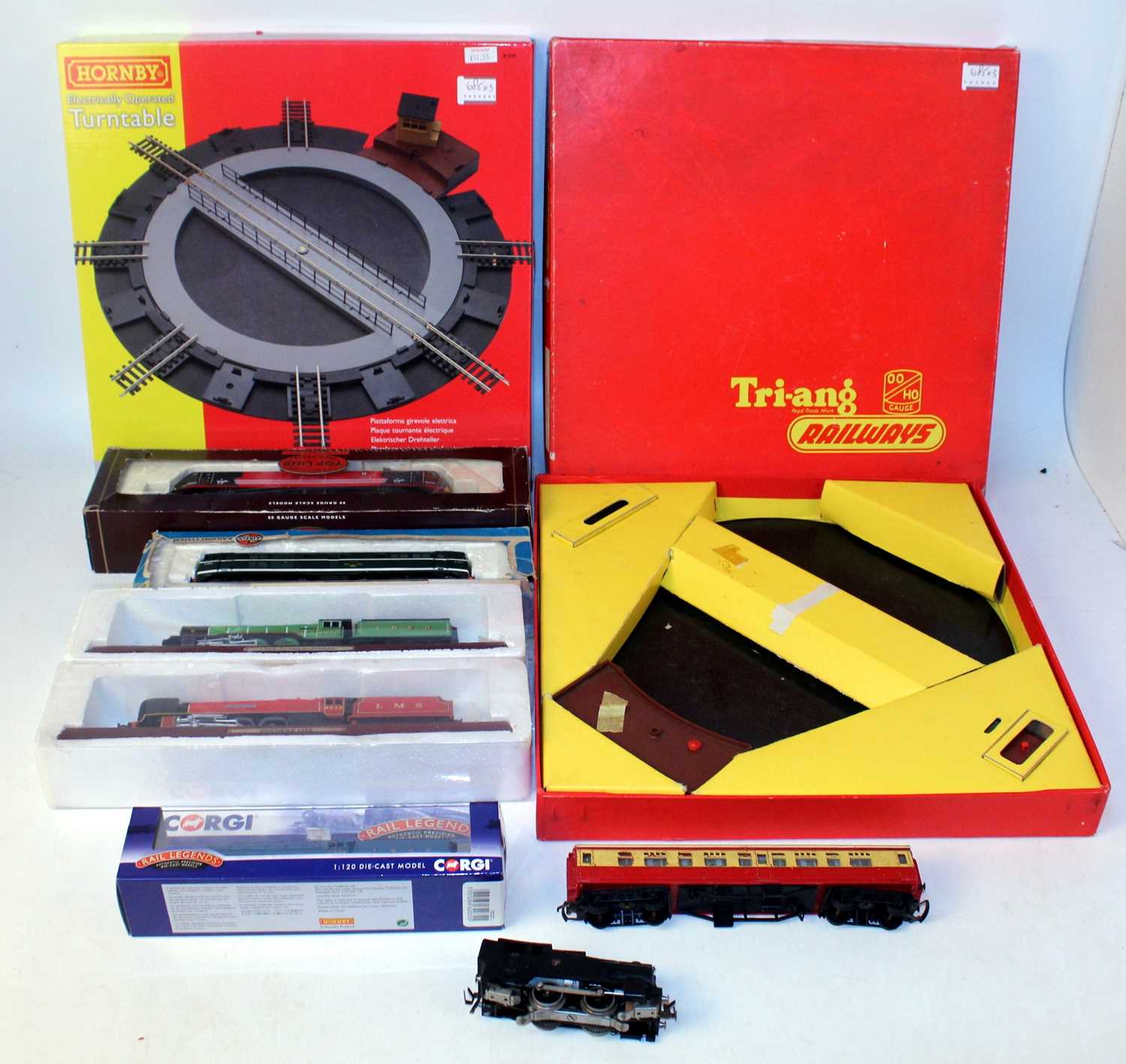 Lot 685 - Mixed collection of model railway items Triang...