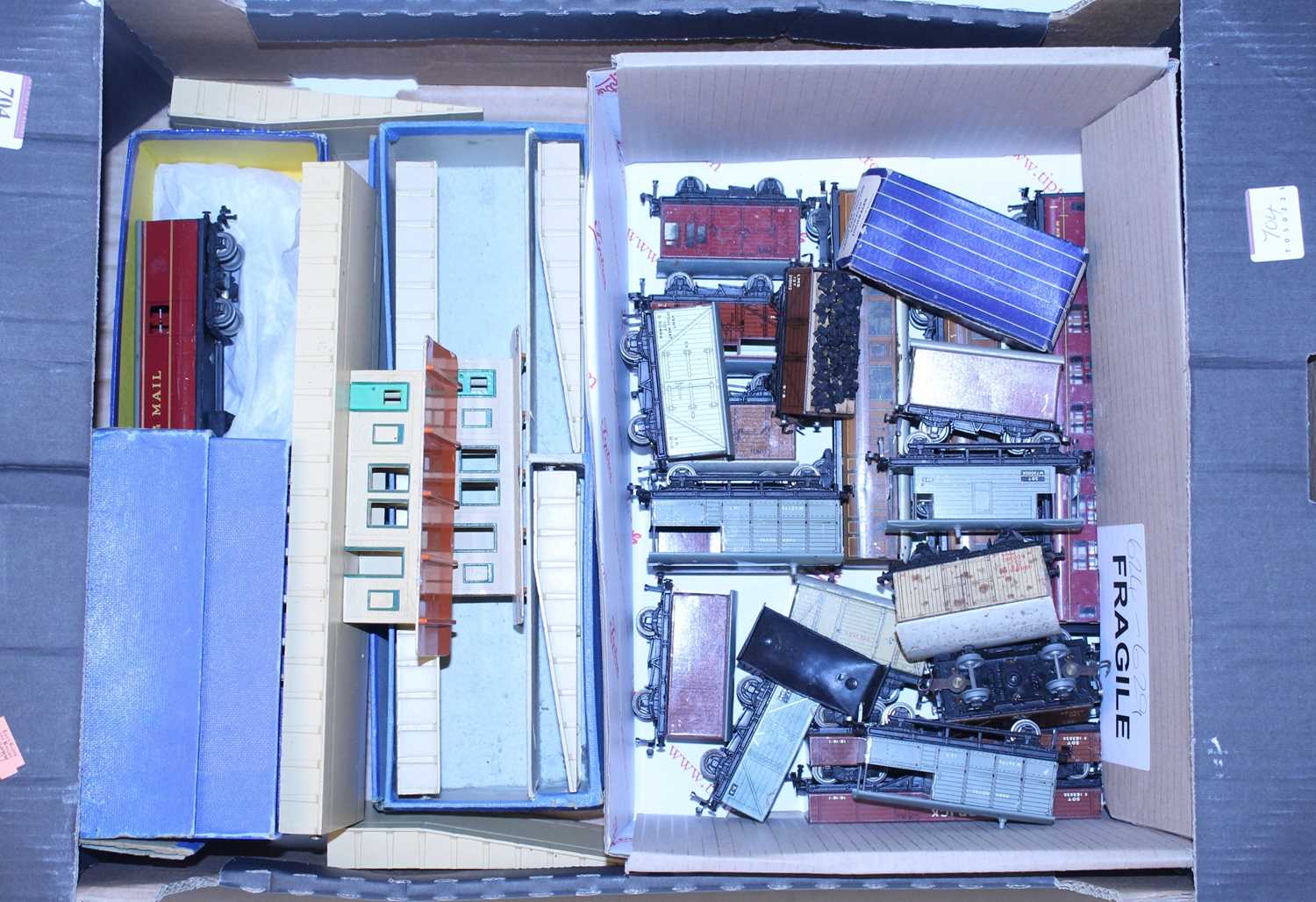 Lot 704 - Large tray of Hornby Dublo 3 rail items: D22...