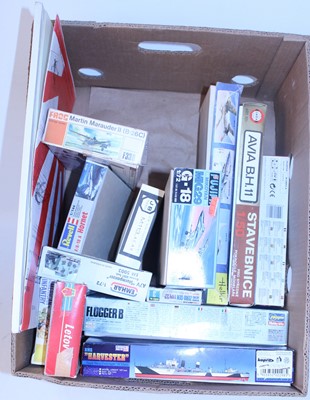 Lot 1269 - 11 various boxed mixed scale plastic military...
