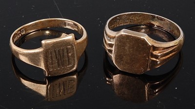 Lot 320 - Two 9ct yellow gold signet rings, comprising a...