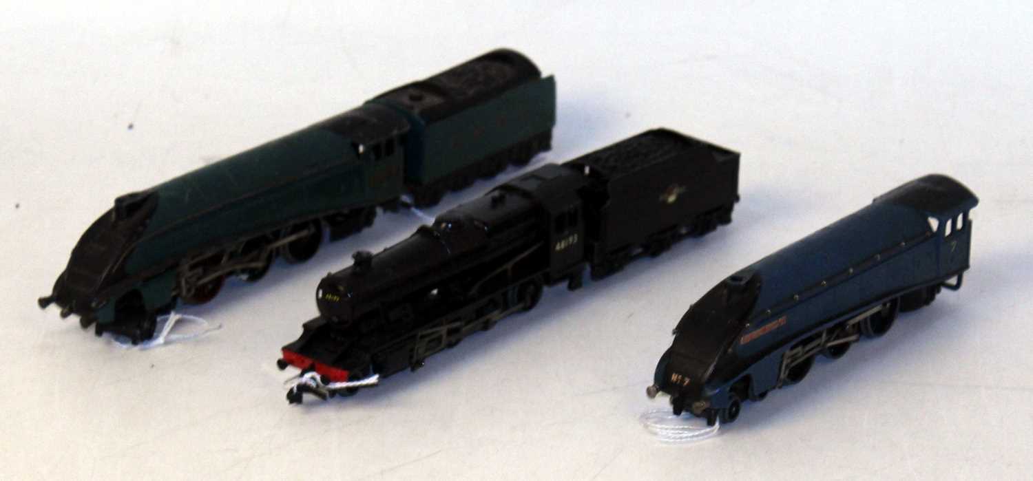 Lot 710 - Three Hornby Dublo 3-rail locos: LT25 2-8-0...