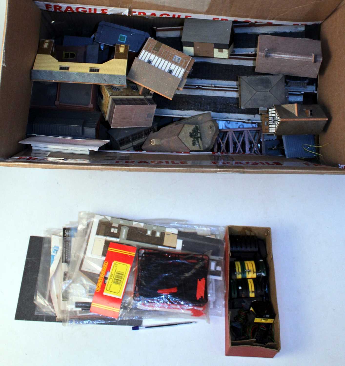 Lot 726 - A very large box of 00 gauge buildings and...