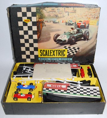 Lot 1027 - A Scalextric set No. 50 F1 Raceway playset,...