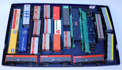 Lot 728 - Tray containing 3x Bachmann Intermodal wagons,...