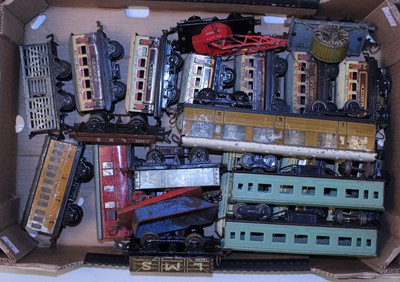 Lot 379 - Large tray of mixed period Hornby items (total...