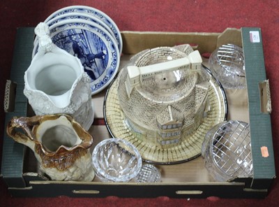 Lot 128 - A box of miscellaneous china and glassware, to...