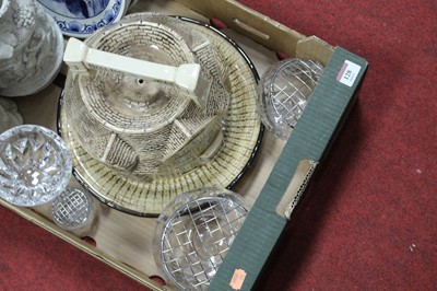Lot 128 - A box of miscellaneous china and glassware, to...