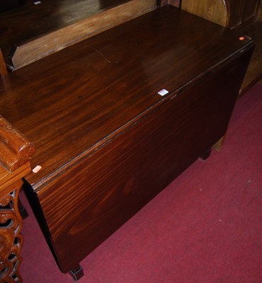 Lot 1147 - An early 19th century mahogany dropleaf dining...