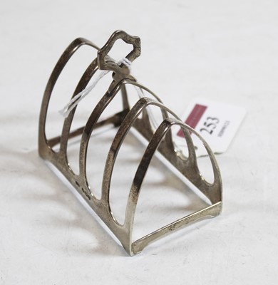Lot 253 - A George V silver four-division toast rack,...