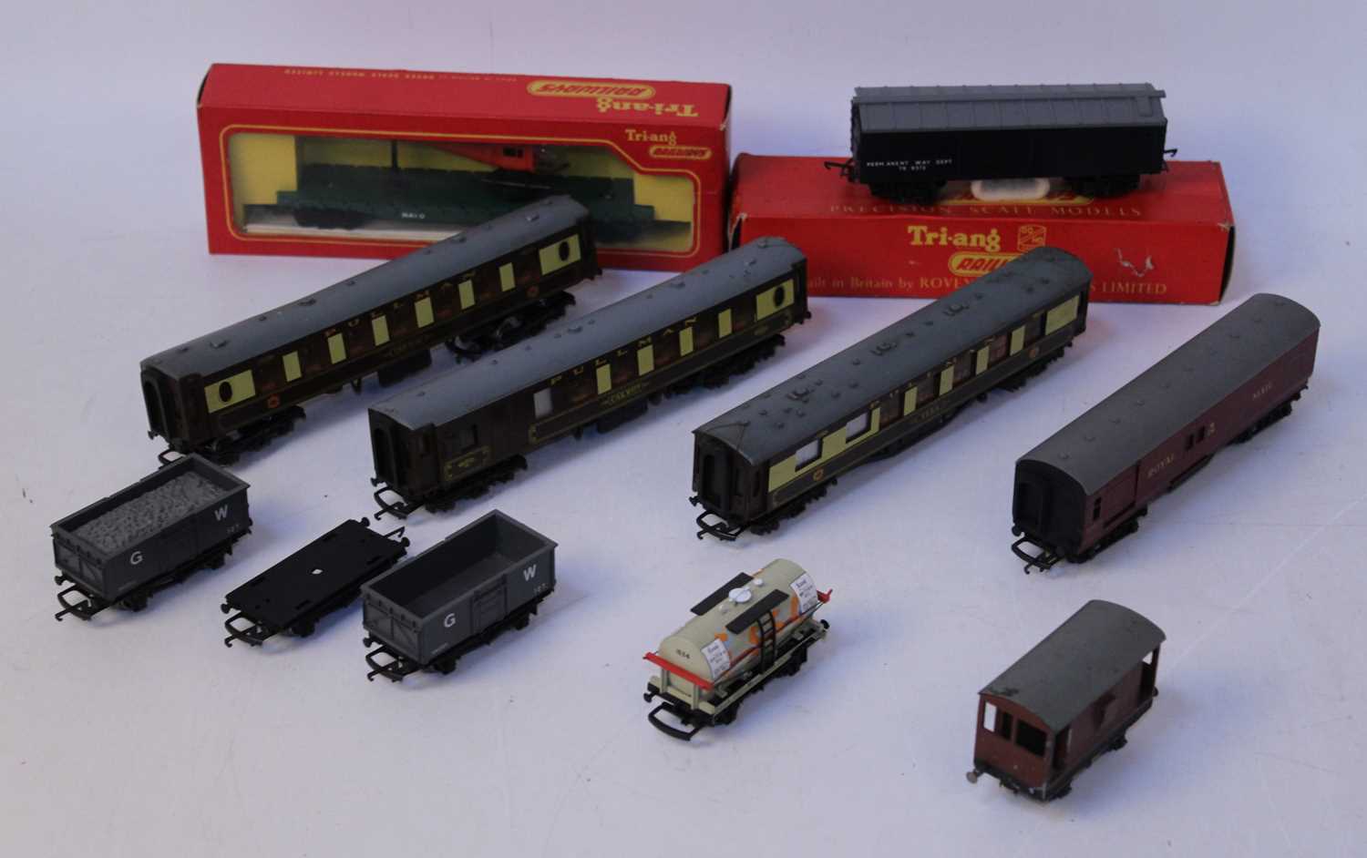 Lot 680 - Mixed delve of rolling stock including Triang...
