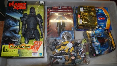 Lot 1214 - A Planet of the Apes boxed figure, a Doctor...