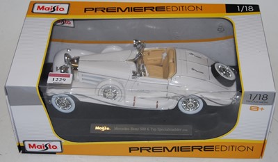 Lot 1229 - A Maisto 118th scale Mercedes Benz 500 Special...