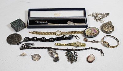 Lot 266 - A small collection of jewellery, to include...
