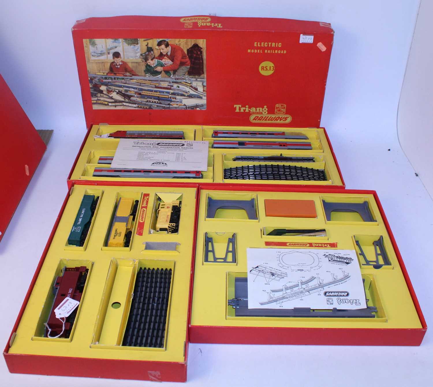 Lot 671 - Triang TC series RS11 and RS13 train sets,...