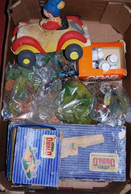 Lot 1270 - One box containing a Hornby 00 through station,...