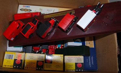 Lot 1276 - A box of modern issue diecast including...