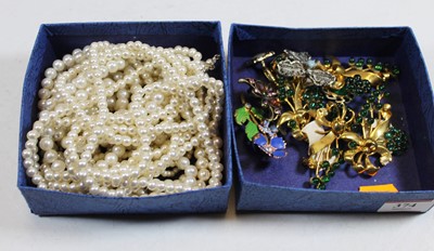 Lot 374 - A small collection of costume jewellery, to...