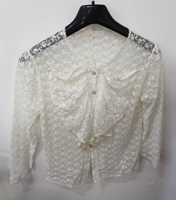 Lot 409 - An early 20th century lace engagement blouse