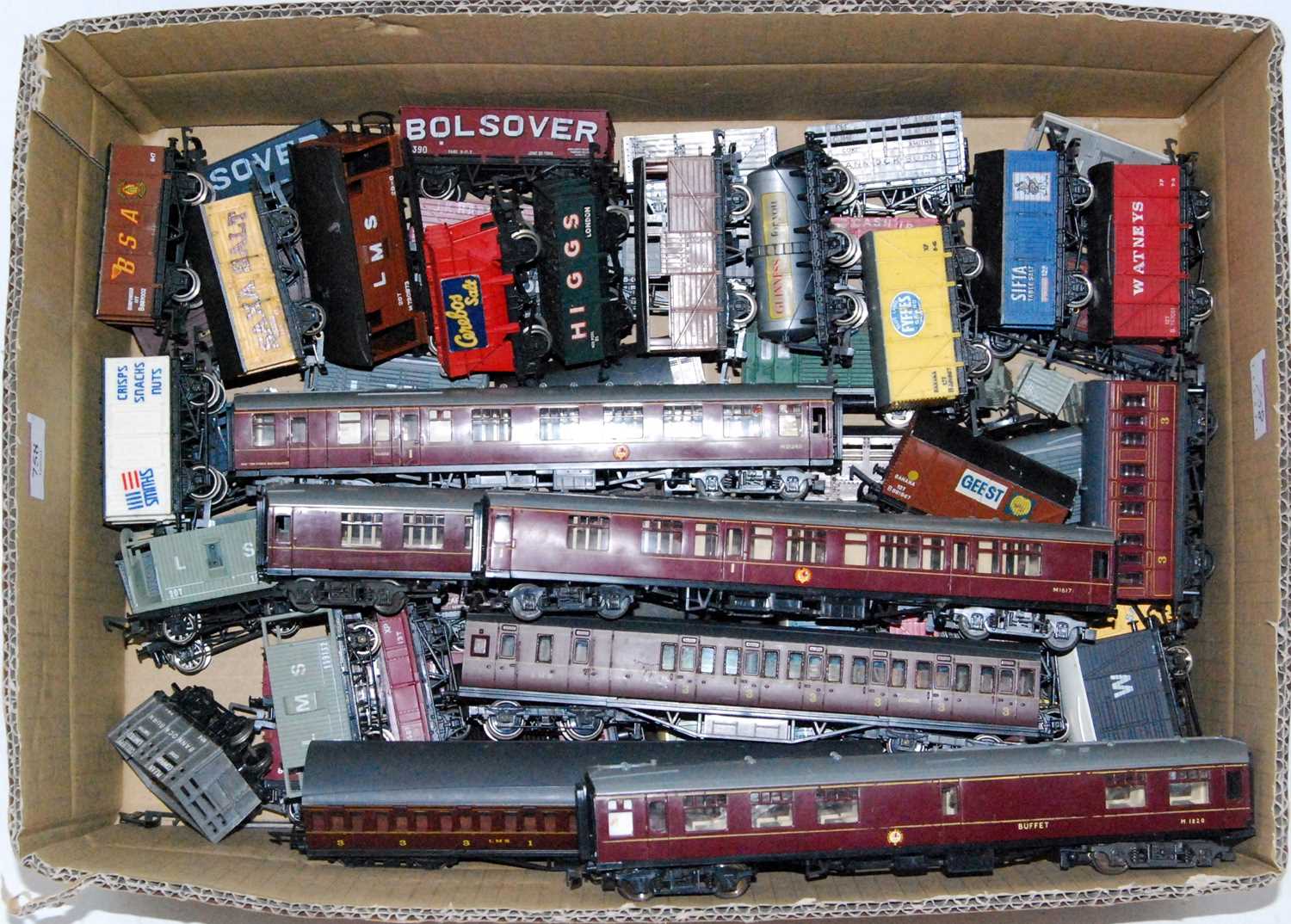 Lot 758 - A quantity of mixed makes rolling stock, 4x...