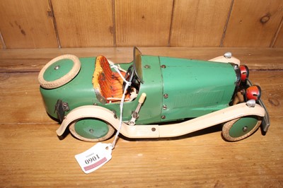 Lot 1060 - Meccano No.2 Constructor car in green (large...