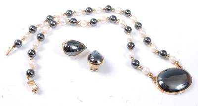 Lot 2535 - A yellow metal hematite and cultured pearl...