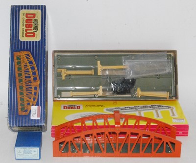 Lot 775 - A Hornby Dublo Ref. 5006 plastic engine shed...