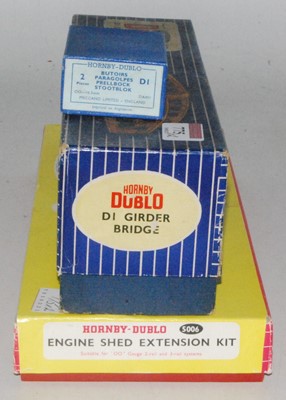 Lot 775 - A Hornby Dublo Ref. 5006 plastic engine shed...
