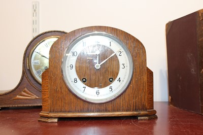 Lot 21 - A 1930s oak cased eight day mantel clock,...