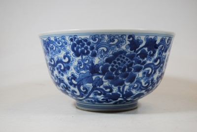 Lot 74 - A Chinese export blue & white porcelain bowl,...