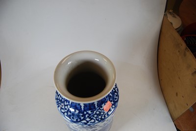 Lot 76 - A Chinese export blue & white porcelain vase...