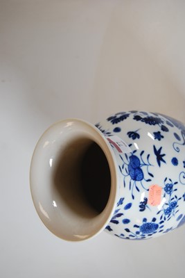 Lot 77 - A Chinese export blue & white porcelain vase,...