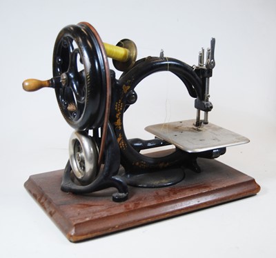 Lot 102 - A Wilcox & Gibbs 'Automatic' silent sewing...