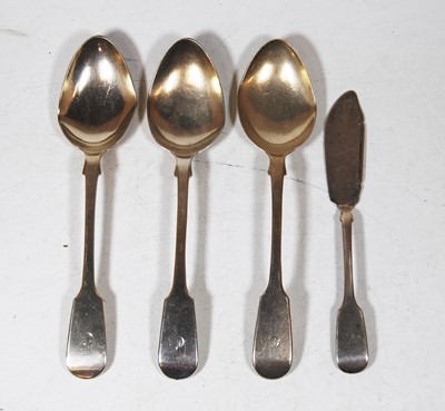 Lot 252 - A set of three Victorian silver serving spoons,...