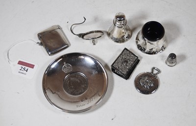 Lot 254 - A small collection of miscellaneous items, to...