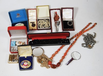Lot 286 - A collection of miscellaneous items. to...