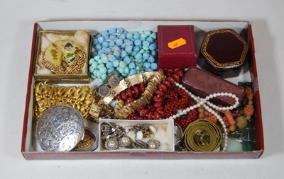 Lot 280 - A collection of miscellaneous items to include...