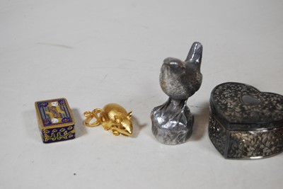 Lot 296 - A small collection of miscellaneous items, to...
